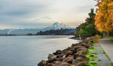 Washington, Ruston 'dan bulutlu bir günde Rainier Dağı manzarası.
