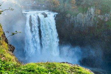 Washington 'da bir sis bulutu Snoqualmie Falls' u gizliyor..