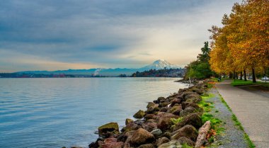 Washington, Ruston 'dan bulutlu bir günde Rainier Dağı manzarası.