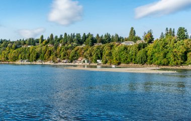 Des Moines, Washington 'da kıyı boyunca rıhtım evleri.