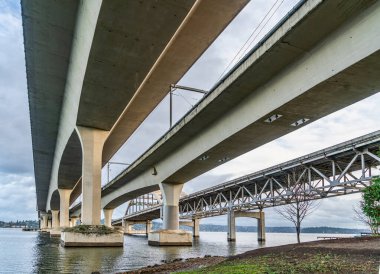 Washington Gölü 'nü kaplayan köprülerin altından bir manzara.