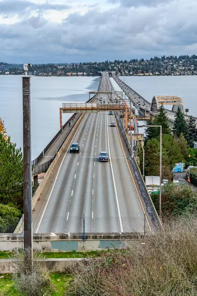 Seattle 'da Washington Gölü' nü kaplayan otoban köprülerinin manzarası.