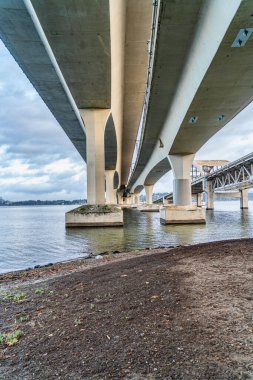Washington Gölü 'nü kaplayan köprülerin altından bir manzara.