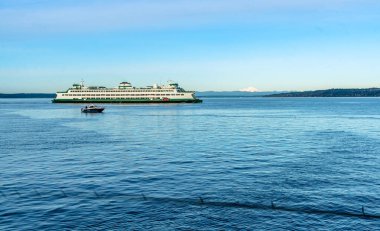 Edmonds, Washington 'daki rıhtıma doğru bir feribot hareket ediyor..