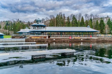 Renton, Washington 'daki Gene Coulon Parkı' ndaki rıhtım manzarası.