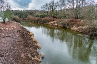 Kent, Washington 'daki Green River' ın karadan çekilmiş bir fotoğrafı. Kış geldi..