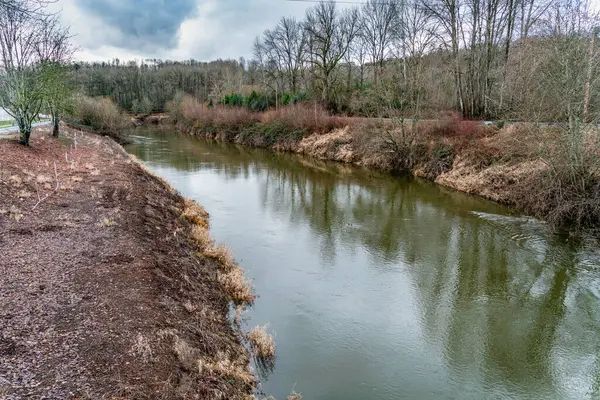Kent, Washington 'daki Green River' ın karadan çekilmiş bir fotoğrafı. Kış geldi..