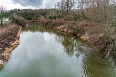 Kent, Washington 'daki Green River' ın karadan çekilmiş bir fotoğrafı. Kış geldi..