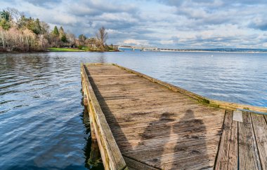 Seattle 'da Lakew Washington' da bir rıhtım ve köprü manzarası.