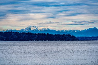 Burien, Washington 'daki Seahurst Beach Park' tan dağların manzarası..