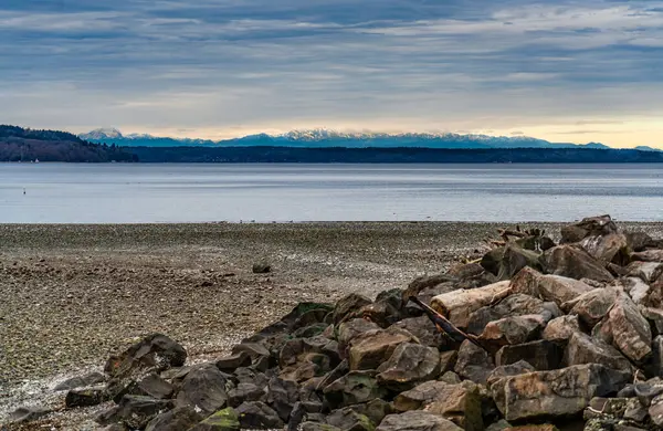 Washington, Des Moines 'teki Saltwater State Park' ın kıyı şeridi manzarası. Kış geldi..