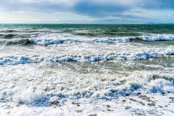 Oak Harbor, Washington 'da fırtınalı bir günde dalgalar ve beyaz su.