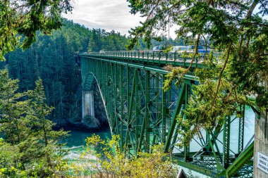 Arabalar Washington 'daki Aldatma Geçidi' nde köprüden geçiyor..