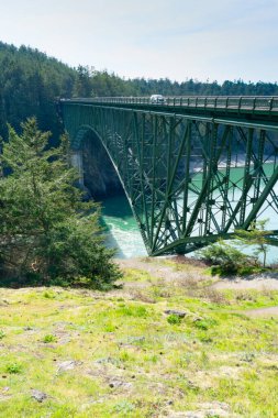 Arabalar Washington 'daki Aldatma Geçidi' nde köprüden geçiyor..
