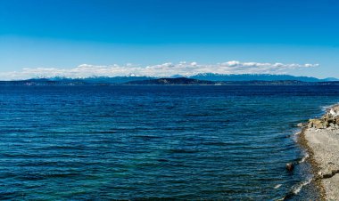 Puget Sound 'un karşısındaki dağların manzarası. Fotoğraf Batı Seattle, Washington 'dan..