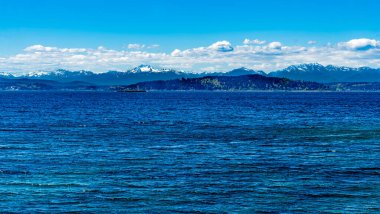 Puget Sound 'un karşısındaki dağ manzarası. Fotoğraf Batı Seattle, Washington 'dan..