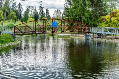 Kenmore, Washington 'daki bir şehir parkında yürüyen Brdiges manzarası.