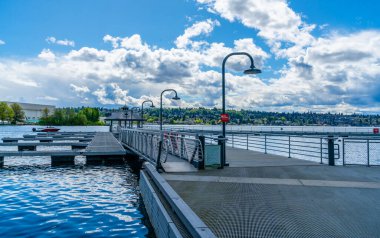 Renton, Washington 'daki Coulon Park' taki iskelenin manzarası..