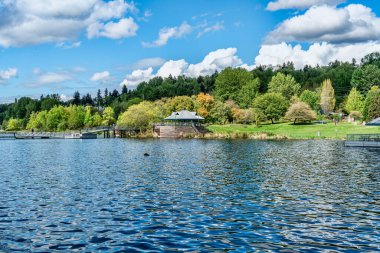 Renton, Washington 'daki Coulon Park' taki rıhtım ve binaların manzarası..