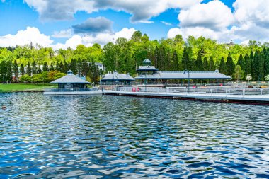 Renton, Washington 'daki Coulon Park' taki rıhtım ve binaların manzarası..