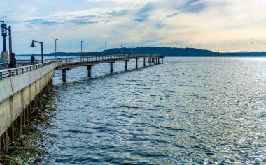 Des Moines, Washington 'daki bulutlu bir iskele manzarası..