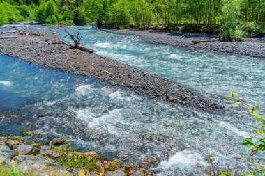 Washington 'daki 410 numaralı otobandan Beyaz Nehir manzarası.