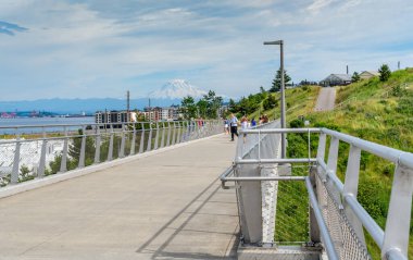 İnsanlar Tacoma, Washington 'daki Wilson Wasy yaya köprüsünün keyfini çıkarıyor..