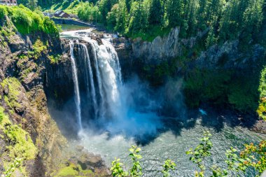 Washington 'daki Snoqualmie Şelalesi' nde sular taşar.