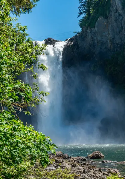 Washington 'daki Snoqualmie Şelalesi' nde sular taşar.