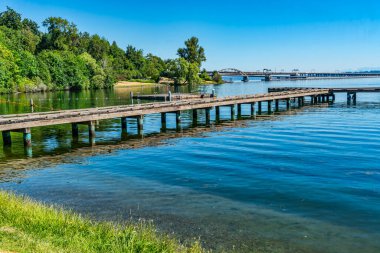 Seattle, Washington yakınlarındaki Washington Gölü boyunca bir rıhtım manzarası.