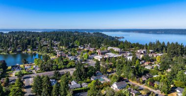 Burien, Washington 'ın yukarıdan görünüşü Burien Gölü ve Puget Sound' u kapsıyor..