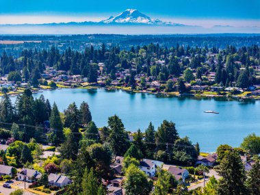 Burien, Washington 'daki Burien Gölü' nde bir ev manzarası..