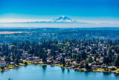 Burien, Washington 'daki Burien Gölü' nde bir ev manzarası..