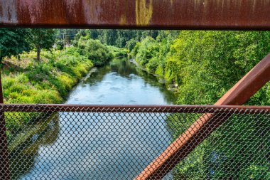 Kent, Washington 'da bir köprüden Green River manzarası.
