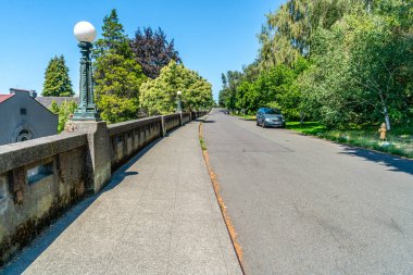 Seattle, Washington 'da Queen Anne Hill bölgesinde bir cadde manzarası.