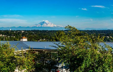 Des Moines, Washington 'dan Rainier Dağı manzarası.