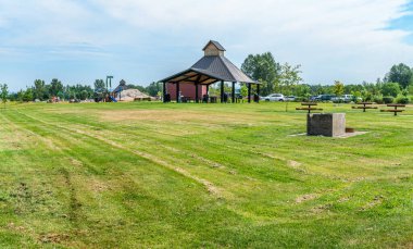 Kent, Washington 'daki Van Doren' s Landing Park 'ta bir oyun alanı ve yapı..