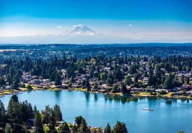 Burien, Washington 'daki Burien Gölü ve Rainier Dağı' nın havadan görüntüsü..