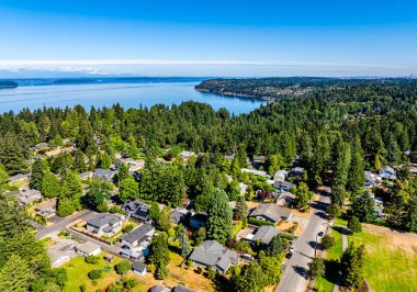 Evin ve Burien, Washington 'daki Puget Sound' un havadan görüntüsü..