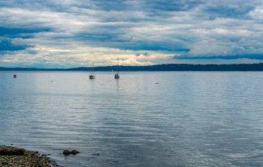 Puget Sound 'un üzerindeki bulutlu gökyüzü. Fotoğraf Batı Seattle, Washington 'dan..