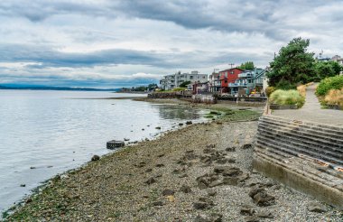 Batı Seattle, Washington 'daki kıyı şeridi bulutlu bir günde.