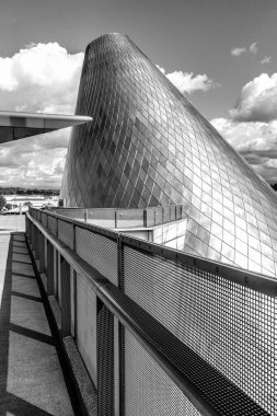 Tacoma, Washington 'daki soyut mimarinin siyah ve beyaz bir görüntüsü..