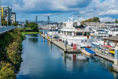 Marina, Walkway ve Tacoma, Washington 'da tren yolu ile Foss Waterway..