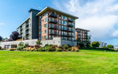Tacoma, Washington 'daki Foss Waterway yakınlarında bir apartman manzarası.
