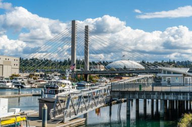 Tacoma, Washingotn 'daki Foss Waterway' deki süspansiyon brdige manzarası..