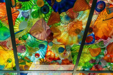 Tacoma, Washington 'da halka açık sanat camının yakın görüntüsü..