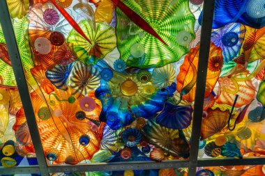 Tacoma, Washington 'da halka açık sanat camının yakın görüntüsü..