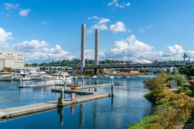 Tacoma, Washington 'daki Foss Waterway üzerindeki asma köprü manzarası..