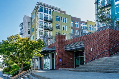 Tacoma, Washington 'daki Foss Waterway yakınlarında bir apartman manzarası.