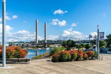 Tacoma, Washington 'daki Foss Waterway üzerindeki asma köprü manzarası..